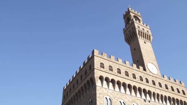 Inclinazione Giù Dalla Torre Antica Alla Piazza Con Gente Che — Video Stock