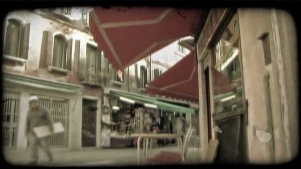 小さな店の前に画面上で歩きます ビンテージの様式化されたビデオ クリップ — ストック動画