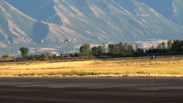 Shot Airplane Landing Airport Utah Mountains Seen Background Plane Lands — Stock Video