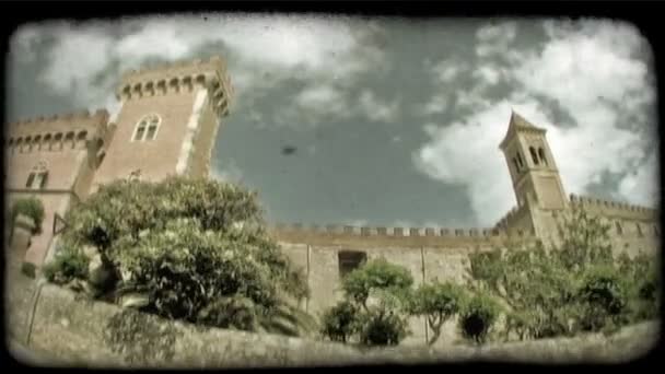 イタリアの城の背後にあるコマ撮り雲は 広角のレンズで撮影します ビンテージの様式化されたビデオ クリップ — ストック動画