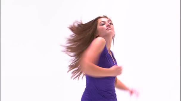 Foto Una Chica Bailando Con Una Camisa Morada Jeans — Vídeos de Stock