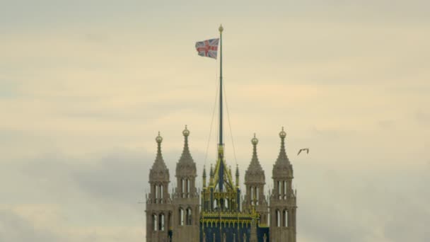 Primer Plano Una Bandera Ondeando Sobre Abadía Westminster Londres Inglaterra — Vídeos de Stock