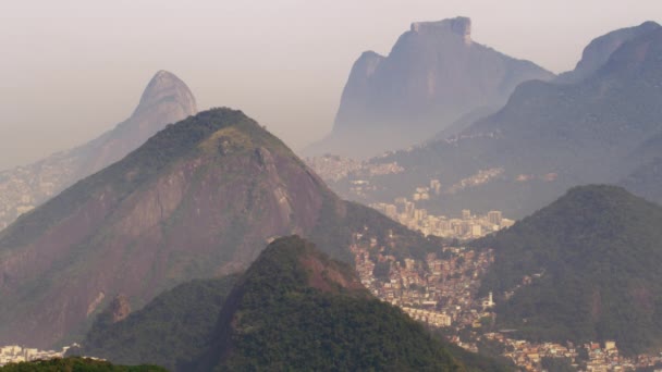 Ευρεία Στατικό Πλάνο Του Ρίο Ντε Τζανέιρο Περιβάλλεται Από Βουνά — Αρχείο Βίντεο