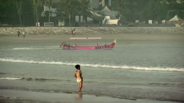 巴厘岛 印度尼西亚 2013年 介质面广拍摄的海滩和船 — 图库视频影像