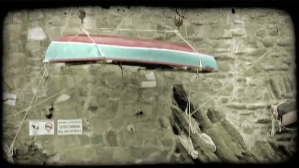 Гребной Катер Свисающий Стены Итальянской Пристани Винтажный Стилизованный Видеоклип — стоковое видео