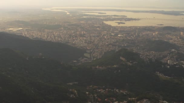 Helicóptero Río Janeiro Brasil Puente Niteroi Muestra Prominentemente Fondo — Vídeos de Stock