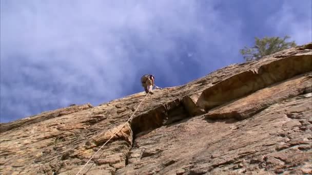 Laukaus Vuorikiipeilijästä Kiipeämässä Vuoren Huipulle — kuvapankkivideo