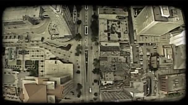 广角空中拍摄的从头顶盐湖城市中心 如高层建筑达到和车满街道跟地球曲率 复古风格化视频剪辑 — 图库视频影像