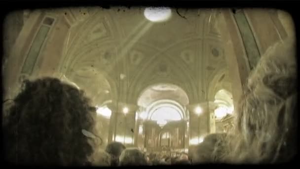 Persone Affollano Una Cattedrale Adorare Italia Clip Video Stilizzato Vintage — Video Stock