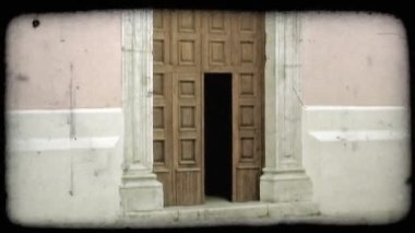 Bir İtalyan kasabasında bir katedralin açık kapı shot. Vintage stilize video klip.