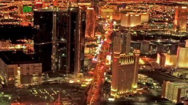 Statik Stratosphere otel Las Vegas'ın tepesinden gece karanlığında şerit arasında trafiği çok aşağıda ve otel vurdu.