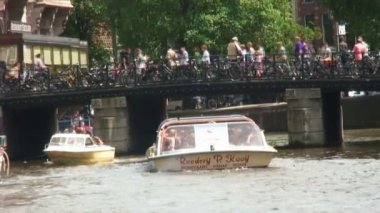 Amsterdam, Hollanda - 2013 yaklaşık: feribot Hollanda'nın Amsterdam, bir kanal bir köprünün altında devam.