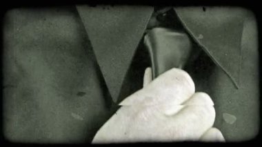 Bir erkek el düzleştirme veya onun siyah kravat siyah gömleğini karşı sıkma. Vintage stilize video klip.