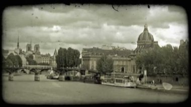 Hızlandırılmış Paris, Fransa'da Thames Nehri'nin tur tekneleri birbirlerine yakın kemerli köprü geçmek ve diğer tekneler kanal tarafında bağlantılı kal; Her tarafı yeşil, tam ağaçlarıyla kaplı nehir ve eski, geleneksel yapılar