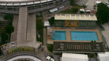 Rio de Janeiro - Haziran, 2013: Maracana futbol stadyumunun görüntüleri de dahil olmak üzere kentsel Rio de Janeiro, Brezilya, havadan görüntüleri. Hareket eden bir helikopterden çekildi.