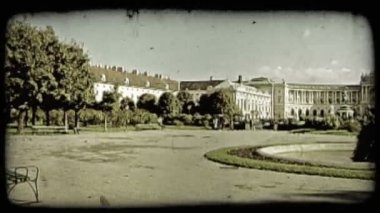 Bir pan doğru bir kadeh bir gölet ve heykel Viyana binanın önünde. Vintage stilize video klip.