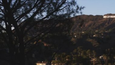 Uzak atış ve Kaliforniya'da bir yamaç üzerinde Hollywood işareti pan.
