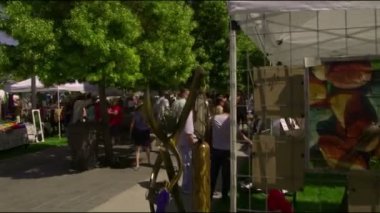 Salt Lake City - Circa 2012: Salt Lake City, Utah'taki bir fuar da insanlar pazar çadırlarını inceliyor