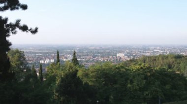 Geniş atış yeşillik ve şehir içinde geçmiş Bologna, İtalya.