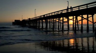 Bir iskele veya arka planda bir gün batımı ile California dock Timelapse.