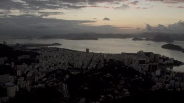 Soldan sağa, Rio de Janeiro şehrine, Brezilya tava bir atış. Döküm şehir, dağlar ve bay gölgede güneşin belirledi.