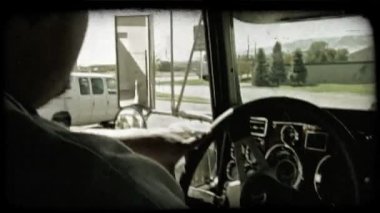 Vınlamak dışarı üzerinden kontrol eder ve büyük kamyon kontrol paneli ve tekerlek sürücüsü, windows içinde kim yavaş yavaş yedekleme kamyon otoparkta güneşli dış yol, Bina ve kamyon pencereler arasında gösterilen araba. Vintage stilize video klip.