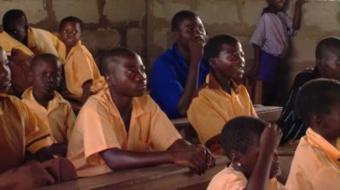 Afrika, Kenya - Ağustos 2010 yaklaşık: Öğrenciler sınıfta orta çekim