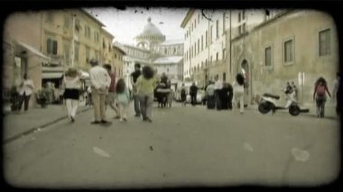 İtalya, Mayıs 2012 yaklaşık: İnsanlar ve araçlar İtalya ile dolu bir cadde bir kadeh. Vintage stilize video klip.