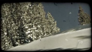 uzman kayakçı, profesyonel vitese giyinmiş dağdan kayaklar. Vintage stilize video klip