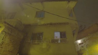Lens flare atış bir favela Rio de Janeiro, Brezilya gece alınan bir evin kaydırma.
