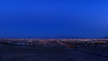 Dağlar mesafe yukarıda parlak mavi gökyüzü gün doğumu sırasında Las Vegas Timelapse