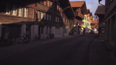 Dolly İsviçre'de bir sokak vurdu. Bu atış hareket halindeki bir araçtan çekilmiş. Yolun ters yönünden gelen çok az insan ve araç var..