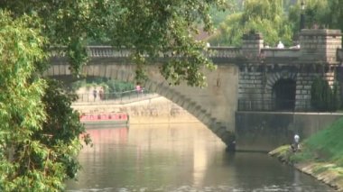 Avon Nehri Bath, İngiltere'de atışta nehir kıyısındaki oturan insanlar bir bridge yakınındaki.