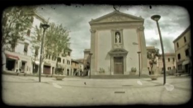 Zaman atlamalı bir kilise İtalya dışında plaza üzerinde yürüyen bir insan. Vintage stilize video klip