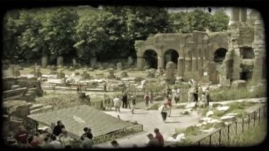 İnsanlar etrafta oturup kalıntıları ile yürüyüş. Vintage stilize video klip.