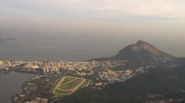 Brezilya Highlands, Rio de Janeiro ve Lagoa bir helikopterden Pan. Rio highrise binalar jokey kulübü olduğu gibi belirgin görüntülenir.