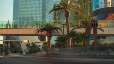 Timelapse işlek bir cadde Las Vegas'ta bir kadeh. Bu gün batımı sırasında çekildi.