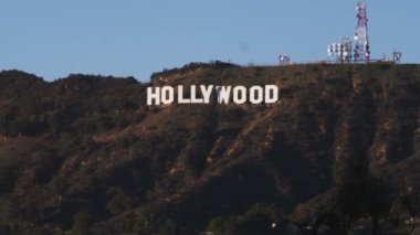 Kaliforniya 'daki Hollywood tabelasının geniş açılı görüntüsü.