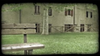 Bir Bank İtalya büyük bir su birikintisi yere kadar bir parkta çekim aşağı eğ. Vintage stilize video klip.