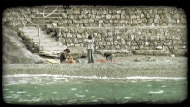 Gente Gioca Una Spiaggia Clip Video Stilizzato Vintage — Video Stock