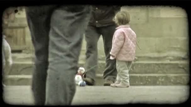 Маленька Дівчинка Грає Невеликою Іграшкою Великі Собаки Проходить Повз Урожай — стокове відео