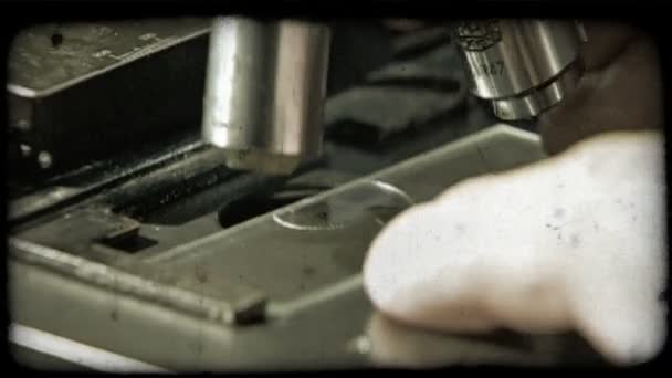 Yeşil Sıvı Damla Ile Plastik Muayene Plaka Üzerinde Mikroskop Lensler — Stok video