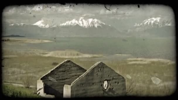그랜드 워새치 산맥에에서 언덕에 버려진 하우스 프레임 조용한 장면의 — 비디오