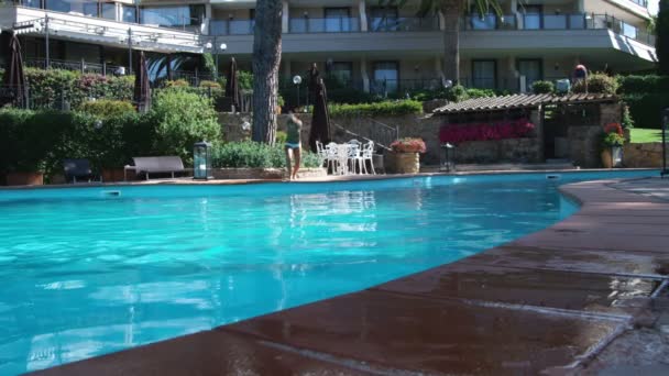 Kadın Resort Yüzme Havuzunda Bir Dalış Havuzu Çocuk Temizlik Havuz — Stok video