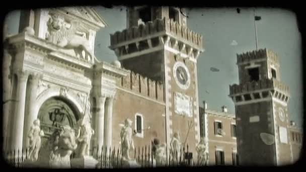 Tournage Une Tour Horloge Reliée Plusieurs Autres Bâtiments Italie Vintage — Video