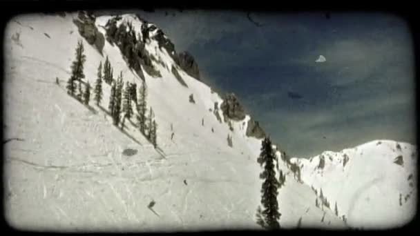 Лыжник Одетый Профессиональное Снаряжение Умело Спускается Крутой Горы Порошкового Снега — стоковое видео