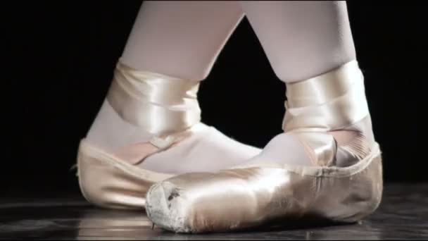 Close Van Een Paar Voeten Ballet Schoenen Met Een Zwarte — Stockvideo