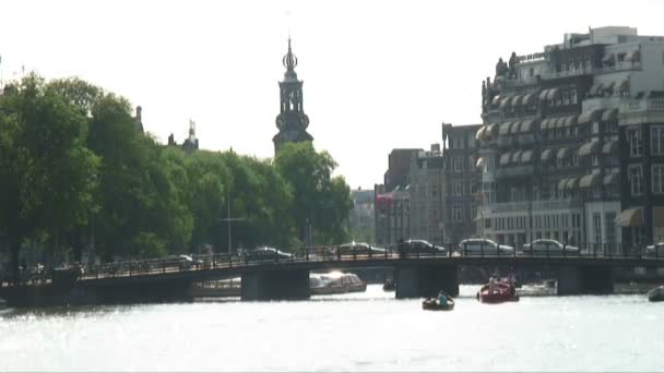 アムステルダムの橋の上で駆動車の時間経過ショット — ストック動画