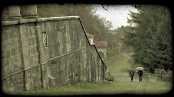 Prise Vue Statique Une Structure Deux Personnes Montant Une Colline — Video