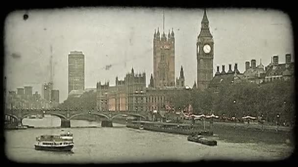 Широкий Снимок Лодок Движущихся Вдоль Знаменитой Реки Темзы Рядом Парламентом — стоковое видео